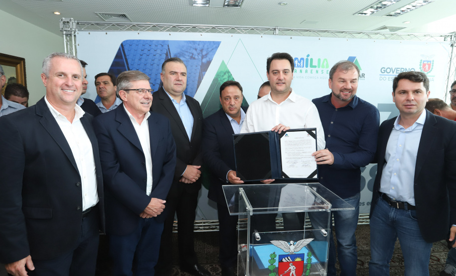 O governador Carlos Massa Ratinho Junior assinou nesta quinta-feira (14) contratos para a construção de 872 novas moradias populares em 15 municípios paranaenses. Os projetos foram desenvolvidos em diferentes programas coordenados pela Companhia de Habitação do Paraná (Cohapar) em parceria com as prefeituras e receberão investimentos de R$ 68,8 milhões. Foto: Rodrigo Felix Leal/ANPr