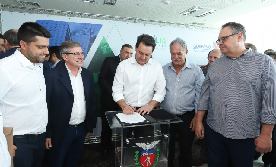 O governador Carlos Massa Ratinho Junior assinou nesta quinta-feira (14) contratos para a construção de 872 novas moradias populares em 15 municípios paranaenses. Os projetos foram desenvolvidos em diferentes programas coordenados pela Companhia de Habitação do Paraná (Cohapar) em parceria com as prefeituras e receberão investimentos de R$ 68,8 milhões. Foto: Rodrigo Felix Leal/ANPr