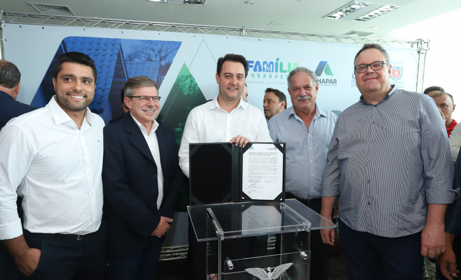 O governador Carlos Massa Ratinho Junior assinou nesta quinta-feira (14) contratos para a construção de 872 novas moradias populares em 15 municípios paranaenses. Os projetos foram desenvolvidos em diferentes programas coordenados pela Companhia de Habitação do Paraná (Cohapar) em parceria com as prefeituras e receberão investimentos de R$ 68,8 milhões. Foto: Rodrigo Felix Leal/ANPr