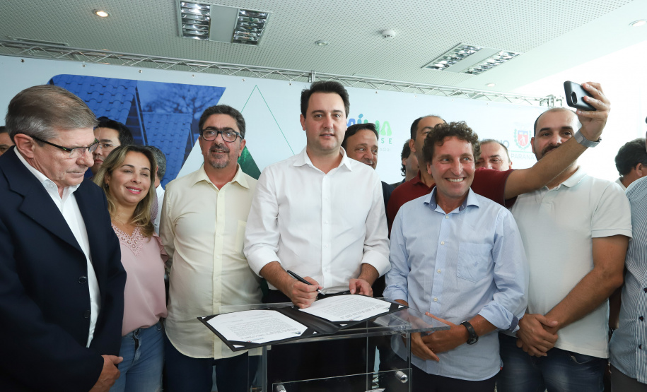 O governador Carlos Massa Ratinho Junior assinou nesta quinta-feira (14) contratos para a construção de 872 novas moradias populares em 15 municípios paranaenses. Os projetos foram desenvolvidos em diferentes programas coordenados pela Companhia de Habitação do Paraná (Cohapar) em parceria com as prefeituras e receberão investimentos de R$ 68,8 milhões. Foto: Rodrigo Felix Leal/ANPr