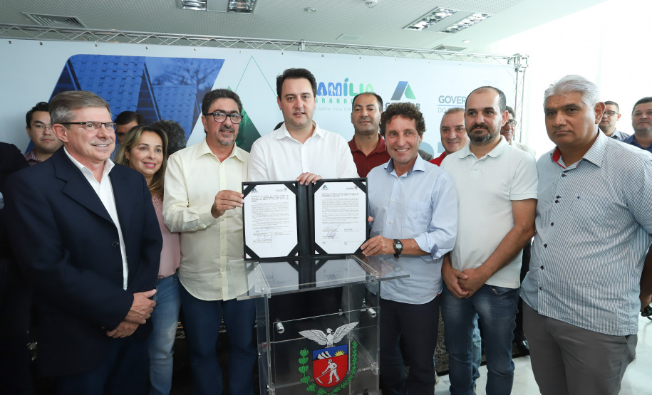 O governador Carlos Massa Ratinho Junior assinou nesta quinta-feira (14) contratos para a construção de 872 novas moradias populares em 15 municípios paranaenses. Os projetos foram desenvolvidos em diferentes programas coordenados pela Companhia de Habitação do Paraná (Cohapar) em parceria com as prefeituras e receberão investimentos de R$ 68,8 milhões. Foto: Rodrigo Felix Leal/ANPr