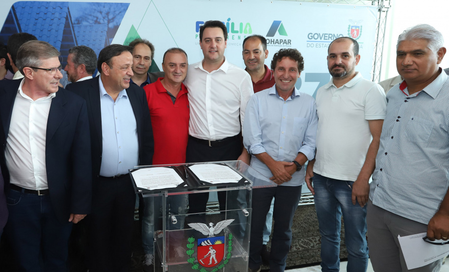 O governador Carlos Massa Ratinho Junior assinou nesta quinta-feira (14) contratos para a construção de 872 novas moradias populares em 15 municípios paranaenses. Os projetos foram desenvolvidos em diferentes programas coordenados pela Companhia de Habitação do Paraná (Cohapar) em parceria com as prefeituras e receberão investimentos de R$ 68,8 milhões. Foto: Rodrigo Felix Leal/ANPr