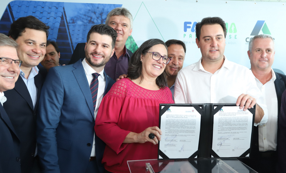 O governador Carlos Massa Ratinho Junior assinou nesta quinta-feira (14) contratos para a construção de 872 novas moradias populares em 15 municípios paranaenses. Os projetos foram desenvolvidos em diferentes programas coordenados pela Companhia de Habitação do Paraná (Cohapar) em parceria com as prefeituras e receberão investimentos de R$ 68,8 milhões. Foto: Rodrigo Felix Leal/ANPr