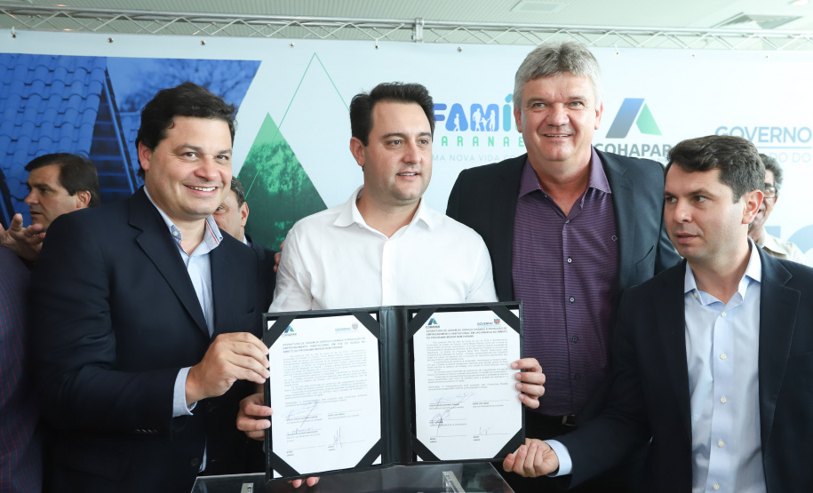 O governador Carlos Massa Ratinho Junior assinou nesta quinta-feira (14) contratos para a construção de 872 novas moradias populares em 15 municípios paranaenses. Os projetos foram desenvolvidos em diferentes programas coordenados pela Companhia de Habitação do Paraná (Cohapar) em parceria com as prefeituras e receberão investimentos de R$ 68,8 milhões. Foto: Rodrigo Felix Leal/ANPr