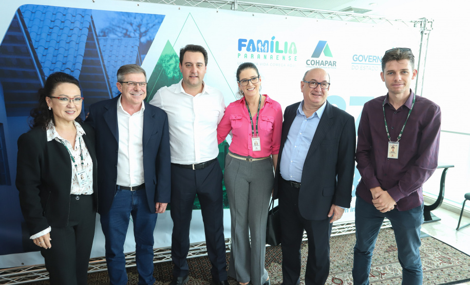 O governador Carlos Massa Ratinho Junior assinou nesta quinta-feira (14) contratos para a construção de 872 novas moradias populares em 15 municípios paranaenses. Os projetos foram desenvolvidos em diferentes programas coordenados pela Companhia de Habitação do Paraná (Cohapar) em parceria com as prefeituras e receberão investimentos de R$ 68,8 milhões. Foto: Rodrigo Felix Leal/ANPr