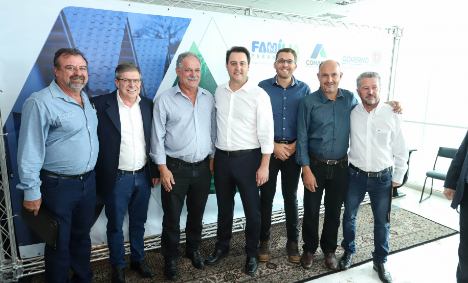 O governador Carlos Massa Ratinho Junior assinou nesta quinta-feira (14) contratos para a construção de 872 novas moradias populares em 15 municípios paranaenses. Os projetos foram desenvolvidos em diferentes programas coordenados pela Companhia de Habitação do Paraná (Cohapar) em parceria com as prefeituras e receberão investimentos de R$ 68,8 milhões. Foto: Rodrigo Felix Leal/ANPr