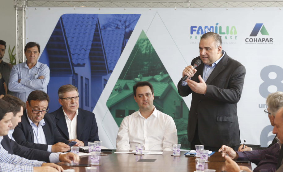 RATINHO JUNIOR ASSINA CONVÊNIO PARA CONSTRUÇÃO DE 872 CASAS. Governador Carlos Massa Ratinho Junior assina os contratos para a construção de 872 casas populares em 15 municípios paranaenses. Participaram da solenidade: presidente da Cohapar, Jorge Lange, secretários, prefeitos, empresários e lideranças dos municípios beneficiados.Curitiba, 14-03-19.Foto: Arnaldo Alves / ANPr.