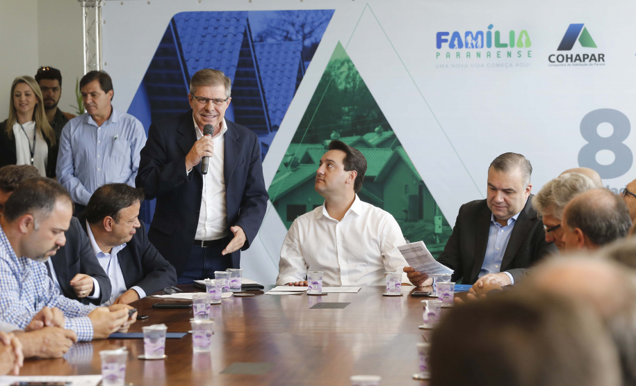 RATINHO JUNIOR ASSINA CONVÊNIO PARA CONSTRUÇÃO DE 872 CASAS. Governador Carlos Massa Ratinho Junior assina os contratos para a construção de 872 casas populares em 15 municípios paranaenses. Participaram da solenidade: presidente da Cohapar, Jorge Lange, secretários, prefeitos, empresários e lideranças dos municípios beneficiados.Curitiba, 14-03-19.Foto: Arnaldo Alves / ANPr.