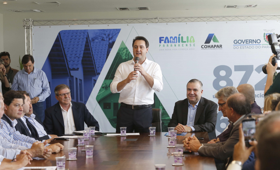 RATINHO JUNIOR ASSINA CONVÊNIO PARA CONSTRUÇÃO DE 872 CASAS. Governador Carlos Massa Ratinho Junior assina os contratos para a construção de 872 casas populares em 15 municípios paranaenses. Participaram da solenidade: presidente da Cohapar, Jorge Lange, secretários, prefeitos, empresários e lideranças dos municípios beneficiados.Curitiba, 14-03-19.Foto: Arnaldo Alves / ANPr.