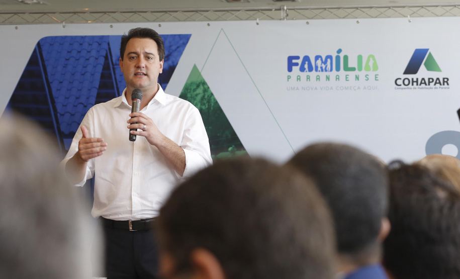 RATINHO JUNIOR ASSINA CONVÊNIO PARA CONSTRUÇÃO DE 872 CASAS. Governador Carlos Massa Ratinho Junior assina os contratos para a construção de 872 casas populares em 15 municípios paranaenses. Participaram da solenidade: presidente da Cohapar, Jorge Lange, secretários, prefeitos, empresários e lideranças dos municípios beneficiados.Curitiba, 14-03-19.Foto: Arnaldo Alves / ANPr.