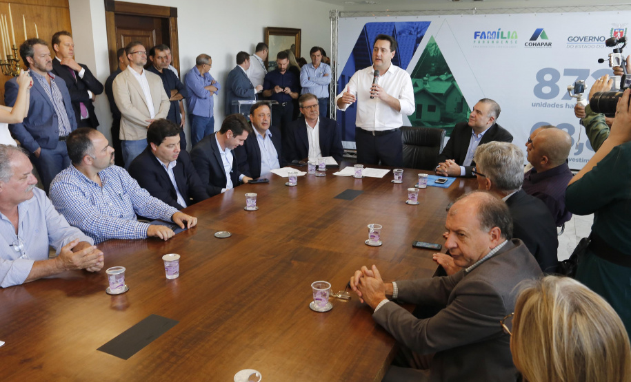 RATINHO JUNIOR ASSINA CONVÊNIO PARA CONSTRUÇÃO DE 872 CASAS. Governador Carlos Massa Ratinho Junior assina os contratos para a construção de 872 casas populares em 15 municípios paranaenses. Participaram da solenidade: presidente da Cohapar, Jorge Lange, secretários, prefeitos, empresários e lideranças dos municípios beneficiados.Curitiba, 14-03-19.Foto: Arnaldo Alves / ANPr.