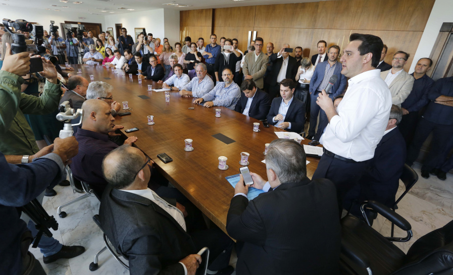 RATINHO JUNIOR ASSINA CONVÊNIO PARA CONSTRUÇÃO DE 872 CASAS. Governador Carlos Massa Ratinho Junior assina os contratos para a construção de 872 casas populares em 15 municípios paranaenses. Participaram da solenidade: presidente da Cohapar, Jorge Lange, secretários, prefeitos, empresários e lideranças dos municípios beneficiados.Curitiba, 14-03-19.Foto: Arnaldo Alves / ANPr.