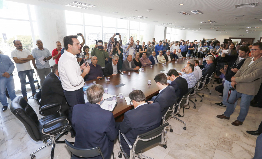 RATINHO JUNIOR ASSINA CONVÊNIO PARA CONSTRUÇÃO DE 872 CASAS. Governador Carlos Massa Ratinho Junior assina os contratos para a construção de 872 casas populares em 15 municípios paranaenses. Participaram da solenidade: presidente da Cohapar, Jorge Lange, secretários, prefeitos, empresários e lideranças dos municípios beneficiados.Curitiba, 14-03-19.Foto: Arnaldo Alves / ANPr.