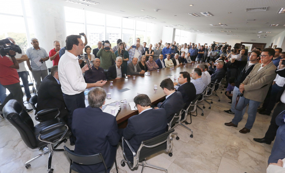 RATINHO JUNIOR ASSINA CONVÊNIO PARA CONSTRUÇÃO DE 872 CASAS. Governador Carlos Massa Ratinho Junior assina os contratos para a construção de 872 casas populares em 15 municípios paranaenses. Participaram da solenidade: presidente da Cohapar, Jorge Lange, secretários, prefeitos, empresários e lideranças dos municípios beneficiados.Curitiba, 14-03-19.Foto: Arnaldo Alves / ANPr.