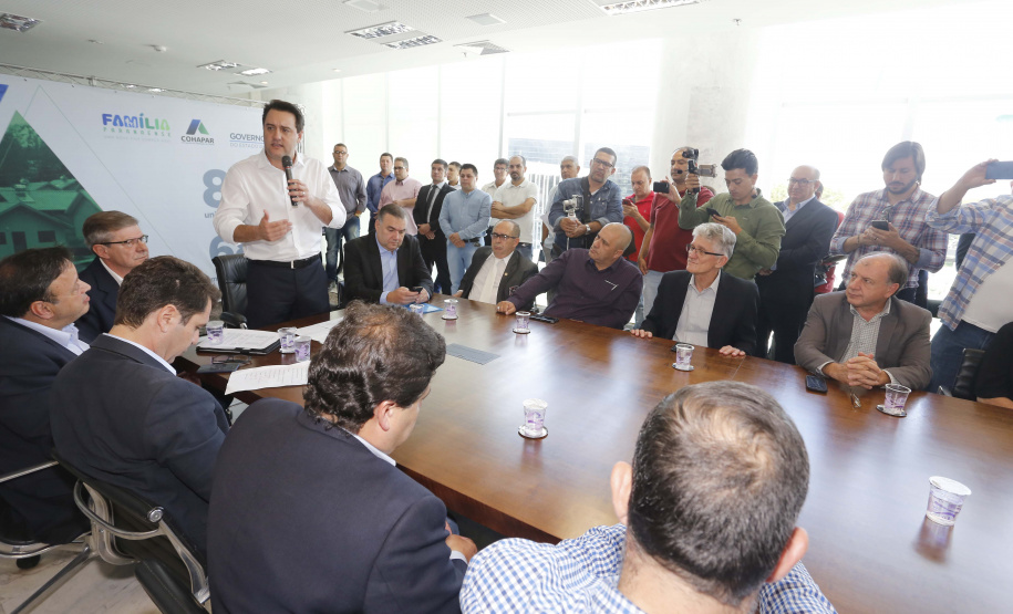 RATINHO JUNIOR ASSINA CONVÊNIO PARA CONSTRUÇÃO DE 872 CASAS. Governador Carlos Massa Ratinho Junior assina os contratos para a construção de 872 casas populares em 15 municípios paranaenses. Participaram da solenidade: presidente da Cohapar, Jorge Lange, secretários, prefeitos, empresários e lideranças dos municípios beneficiados.Curitiba, 14-03-19.Foto: Arnaldo Alves / ANPr.