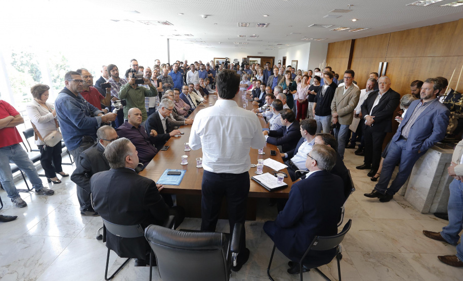 RATINHO JUNIOR ASSINA CONVÊNIO PARA CONSTRUÇÃO DE 872 CASAS. Governador Carlos Massa Ratinho Junior assina os contratos para a construção de 872 casas populares em 15 municípios paranaenses. Participaram da solenidade: presidente da Cohapar, Jorge Lange, secretários, prefeitos, empresários e lideranças dos municípios beneficiados.Curitiba, 14-03-19.Foto: Arnaldo Alves / ANPr.