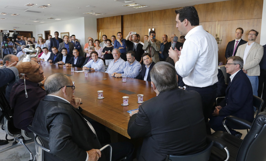 RATINHO JUNIOR ASSINA CONVÊNIO PARA CONSTRUÇÃO DE 872 CASAS. Governador Carlos Massa Ratinho Junior assina os contratos para a construção de 872 casas populares em 15 municípios paranaenses. Participaram da solenidade: presidente da Cohapar, Jorge Lange, secretários, prefeitos, empresários e lideranças dos municípios beneficiados.Curitiba, 14-03-19.Foto: Arnaldo Alves / ANPr.