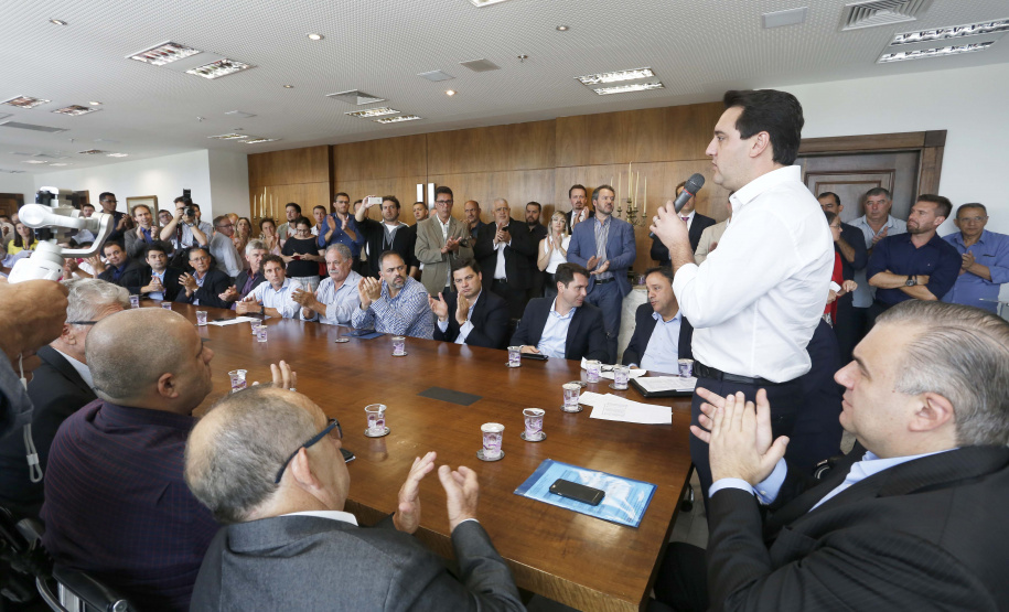 RATINHO JUNIOR ASSINA CONVÊNIO PARA CONSTRUÇÃO DE 872 CASAS. Governador Carlos Massa Ratinho Junior assina os contratos para a construção de 872 casas populares em 15 municípios paranaenses. Participaram da solenidade: presidente da Cohapar, Jorge Lange, secretários, prefeitos, empresários e lideranças dos municípios beneficiados.Curitiba, 14-03-19.Foto: Arnaldo Alves / ANPr.