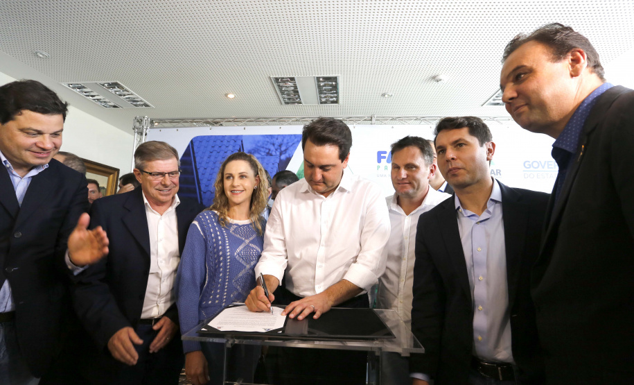 RATINHO JUNIOR ASSINA CONVÊNIO PARA CONSTRUÇÃO DE 872 CASAS. Governador Carlos Massa Ratinho Junior assina os contratos para a construção de 872 casas populares em 15 municípios paranaenses. Participaram da solenidade: presidente da Cohapar, Jorge Lange, secretários, prefeitos, empresários e lideranças dos municípios beneficiados.Curitiba, 14-03-19.Foto: Arnaldo Alves / ANPr.
