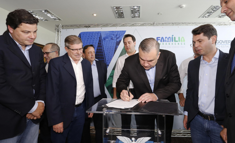 RATINHO JUNIOR ASSINA CONVÊNIO PARA CONSTRUÇÃO DE 872 CASAS. Governador Carlos Massa Ratinho Junior assina os contratos para a construção de 872 casas populares em 15 municípios paranaenses. Participaram da solenidade: presidente da Cohapar, Jorge Lange, secretários, prefeitos, empresários e lideranças dos municípios beneficiados.Curitiba, 14-03-19.Foto: Arnaldo Alves / ANPr.