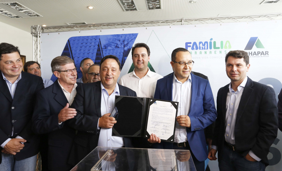 RATINHO JUNIOR ASSINA CONVÊNIO PARA CONSTRUÇÃO DE 872 CASAS. Governador Carlos Massa Ratinho Junior assina os contratos para a construção de 872 casas populares em 15 municípios paranaenses. Participaram da solenidade: presidente da Cohapar, Jorge Lange, secretários, prefeitos, empresários e lideranças dos municípios beneficiados.Curitiba, 14-03-19.Foto: Arnaldo Alves / ANPr.