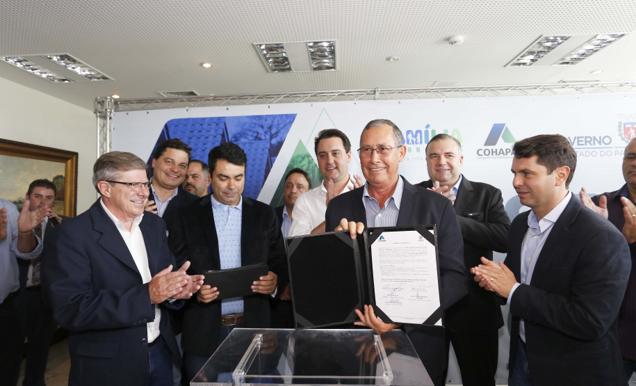 RATINHO JUNIOR ASSINA CONVÊNIO PARA CONSTRUÇÃO DE 872 CASAS. Governador Carlos Massa Ratinho Junior assina os contratos para a construção de 872 casas populares em 15 municípios paranaenses. Participaram da solenidade: presidente da Cohapar, Jorge Lange, secretários, prefeitos, empresários e lideranças dos municípios beneficiados.Curitiba, 14-03-19.Foto: Arnaldo Alves / ANPr.