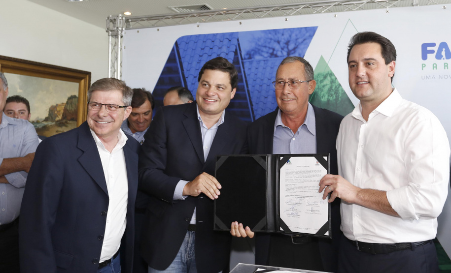 RATINHO JUNIOR ASSINA CONVÊNIO PARA CONSTRUÇÃO DE 872 CASAS. Governador Carlos Massa Ratinho Junior assina os contratos para a construção de 872 casas populares em 15 municípios paranaenses. Participaram da solenidade: presidente da Cohapar, Jorge Lange, secretários, prefeitos, empresários e lideranças dos municípios beneficiados.Curitiba, 14-03-19.Foto: Arnaldo Alves / ANPr.