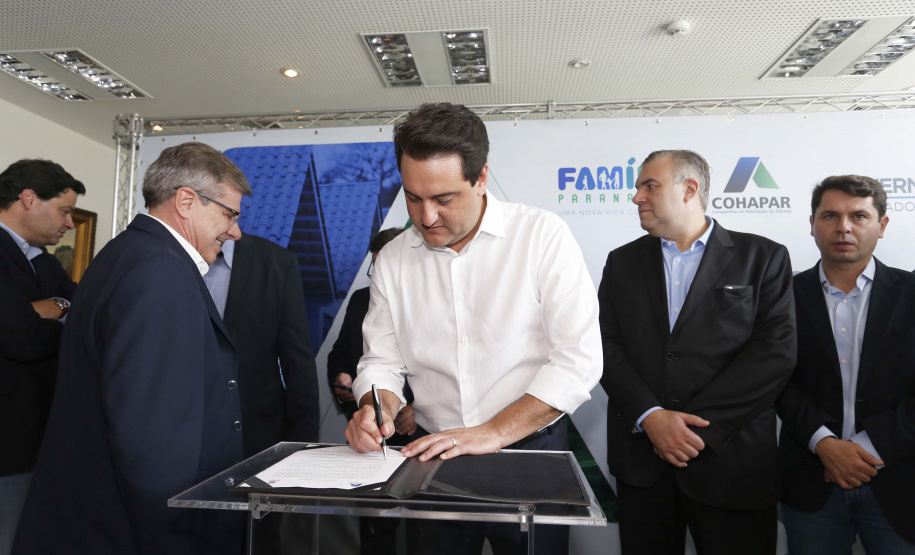 RATINHO JUNIOR ASSINA CONVÊNIO PARA CONSTRUÇÃO DE 872 CASAS. Governador Carlos Massa Ratinho Junior assina os contratos para a construção de 872 casas populares em 15 municípios paranaenses. Participaram da solenidade: presidente da Cohapar, Jorge Lange, secretários, prefeitos, empresários e lideranças dos municípios beneficiados.Curitiba, 14-03-19.Foto: Arnaldo Alves / ANPr.