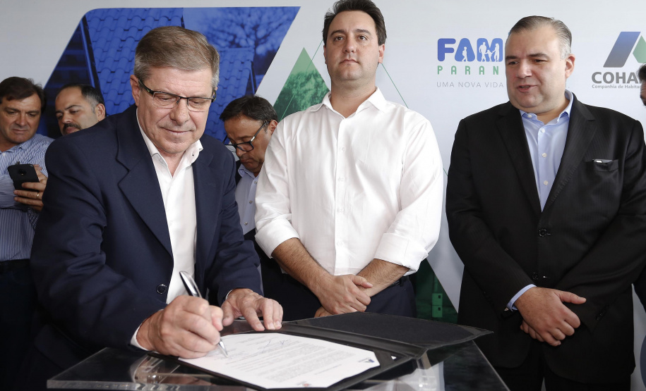 RATINHO JUNIOR ASSINA CONVÊNIO PARA CONSTRUÇÃO DE 872 CASAS. Governador Carlos Massa Ratinho Junior assina os contratos para a construção de 872 casas populares em 15 municípios paranaenses. Participaram da solenidade: presidente da Cohapar, Jorge Lange, secretários, prefeitos, empresários e lideranças dos municípios beneficiados.Curitiba, 14-03-19.Foto: Arnaldo Alves / ANPr.