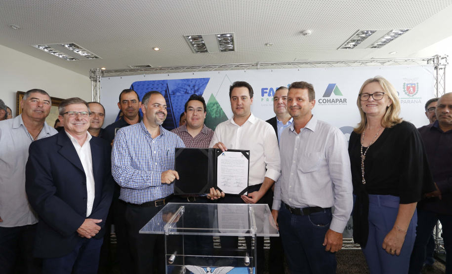 RATINHO JUNIOR ASSINA CONVÊNIO PARA CONSTRUÇÃO DE 872 CASAS. Governador Carlos Massa Ratinho Junior assina os contratos para a construção de 872 casas populares em 15 municípios paranaenses. Participaram da solenidade: presidente da Cohapar, Jorge Lange, secretários, prefeitos, empresários e lideranças dos municípios beneficiados.Curitiba, 14-03-19.Foto: Arnaldo Alves / ANPr.