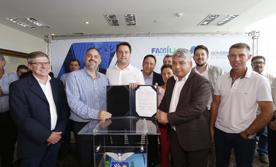 RATINHO JUNIOR ASSINA CONVÊNIO PARA CONSTRUÇÃO DE 872 CASAS. Governador Carlos Massa Ratinho Junior assina os contratos para a construção de 872 casas populares em 15 municípios paranaenses. Participaram da solenidade: presidente da Cohapar, Jorge Lange, secretários, prefeitos, empresários e lideranças dos municípios beneficiados.Curitiba, 14-03-19.Foto: Arnaldo Alves / ANPr.