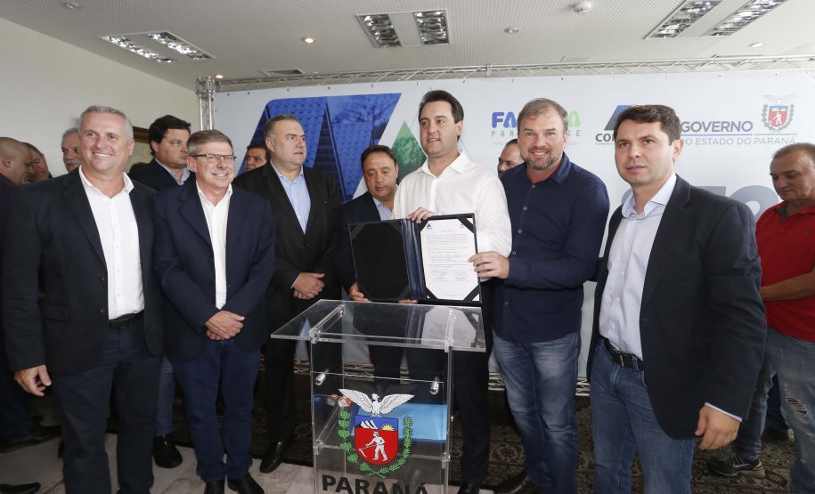 RATINHO JUNIOR ASSINA CONVÊNIO PARA CONSTRUÇÃO DE 872 CASAS. Governador Carlos Massa Ratinho Junior assina os contratos para a construção de 872 casas populares em 15 municípios paranaenses. Participaram da solenidade: presidente da Cohapar, Jorge Lange, secretários, prefeitos, empresários e lideranças dos municípios beneficiados.Curitiba, 14-03-19.Foto: Arnaldo Alves / ANPr.