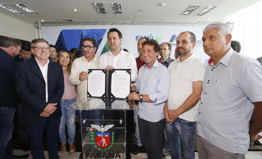 RATINHO JUNIOR ASSINA CONVÊNIO PARA CONSTRUÇÃO DE 872 CASAS. Governador Carlos Massa Ratinho Junior assina os contratos para a construção de 872 casas populares em 15 municípios paranaenses. Participaram da solenidade: presidente da Cohapar, Jorge Lange, secretários, prefeitos, empresários e lideranças dos municípios beneficiados.Curitiba, 14-03-19.Foto: Arnaldo Alves / ANPr.
