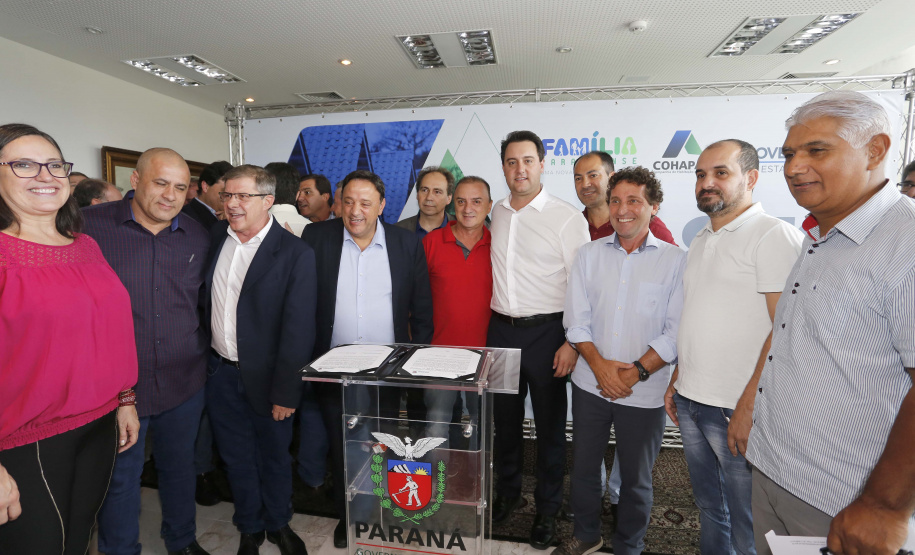 RATINHO JUNIOR ASSINA CONVÊNIO PARA CONSTRUÇÃO DE 872 CASAS. Governador Carlos Massa Ratinho Junior assina os contratos para a construção de 872 casas populares em 15 municípios paranaenses. Participaram da solenidade: presidente da Cohapar, Jorge Lange, secretários, prefeitos, empresários e lideranças dos municípios beneficiados.Curitiba, 14-03-19.Foto: Arnaldo Alves / ANPr.