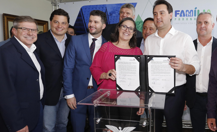RATINHO JUNIOR ASSINA CONVÊNIO PARA CONSTRUÇÃO DE 872 CASAS. Governador Carlos Massa Ratinho Junior assina os contratos para a construção de 872 casas populares em 15 municípios paranaenses. Participaram da solenidade: presidente da Cohapar, Jorge Lange, secretários, prefeitos, empresários e lideranças dos municípios beneficiados.Curitiba, 14-03-19.Foto: Arnaldo Alves / ANPr.