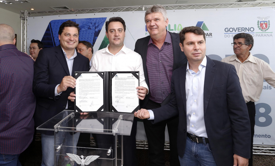 RATINHO JUNIOR ASSINA CONVÊNIO PARA CONSTRUÇÃO DE 872 CASAS. Governador Carlos Massa Ratinho Junior assina os contratos para a construção de 872 casas populares em 15 municípios paranaenses. Participaram da solenidade: presidente da Cohapar, Jorge Lange, secretários, prefeitos, empresários e lideranças dos municípios beneficiados.Curitiba, 14-03-19.Foto: Arnaldo Alves / ANPr.