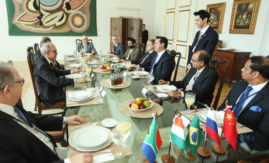 O governador Carlos Massa Ratinho Junior recebeu nesta quinta-feira (14), no Palácio Iguaçu, embaixadores e cônsules da Rússia, China, Índia e África do Sul e reafirmou o interesse do Paraná em ampliar os negócios com esses países que, junto com o Brasil, formam o Brics. - Curitiba, 14/03/2019 - Foto: Rodrigo Félix Leal/ANPr