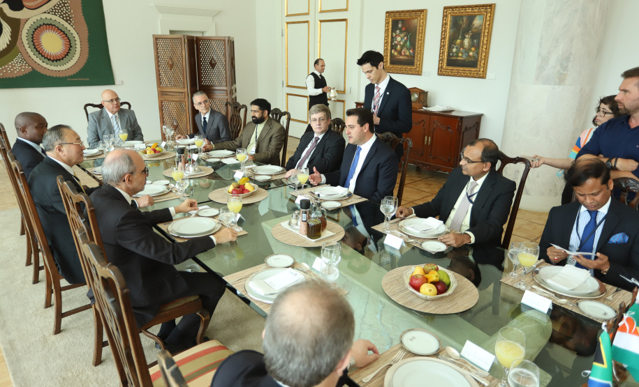 O governador Carlos Massa Ratinho Junior recebeu nesta quinta-feira (14), no Palácio Iguaçu, embaixadores e cônsules da Rússia, China, Índia e África do Sul e reafirmou o interesse do Paraná em ampliar os negócios com esses países que, junto com o Brasil, formam o Brics. - Curitiba, 14/03/2019 - Foto: Rodrigo Félix Leal/ANPr