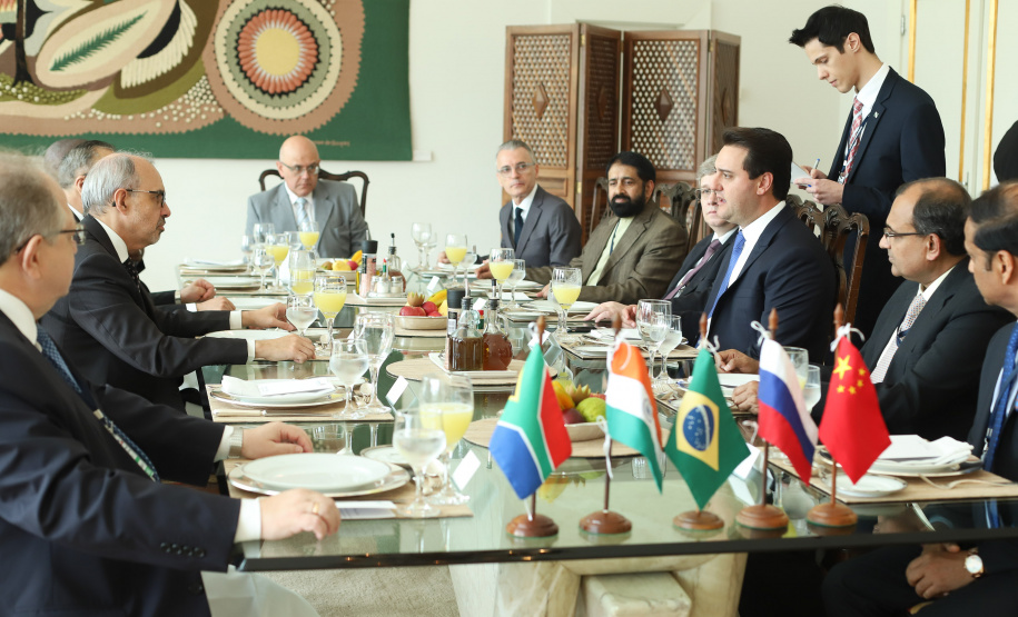 O governador Carlos Massa Ratinho Junior recebeu nesta quinta-feira (14), no Palácio Iguaçu, embaixadores e cônsules da Rússia, China, Índia e África do Sul e reafirmou o interesse do Paraná em ampliar os negócios com esses países que, junto com o Brasil, formam o Brics. - Curitiba, 14/03/2019 - Foto: Rodrigo Félix Leal/ANPr