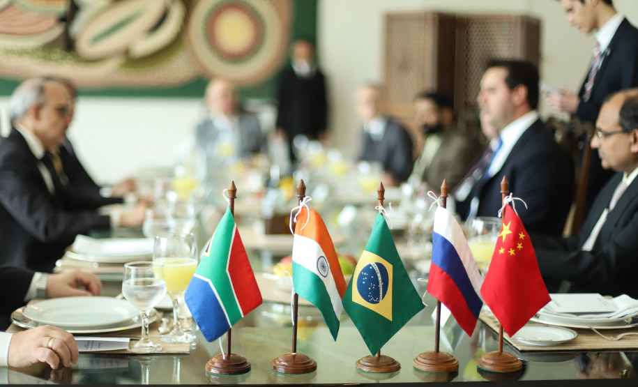 O governador Carlos Massa Ratinho Junior recebeu nesta quinta-feira (14), no Palácio Iguaçu, embaixadores e cônsules da Rússia, China, Índia e África do Sul e reafirmou o interesse do Paraná em ampliar os negócios com esses países que, junto com o Brasil, formam o Brics. - Curitiba, 14/03/2019 - Foto: Rodrigo Félix Leal/ANPr