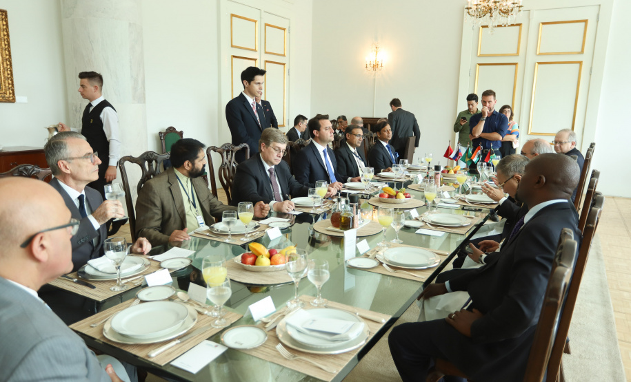 O governador Carlos Massa Ratinho Junior recebeu nesta quinta-feira (14), no Palácio Iguaçu, embaixadores e cônsules da Rússia, China, Índia e África do Sul e reafirmou o interesse do Paraná em ampliar os negócios com esses países que, junto com o Brasil, formam o Brics. - Curitiba, 14/03/2019 - Foto: Rodrigo Félix Leal/ANPr
