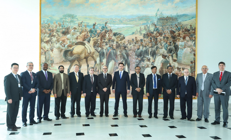 O governador Carlos Massa Ratinho Junior recebeu nesta quinta-feira (14), no Palácio Iguaçu, embaixadores e cônsules da Rússia, China, Índia e África do Sul e reafirmou o interesse do Paraná em ampliar os negócios com esses países que, junto com o Brasil, formam o Brics. - Curitiba, 14/03/2019 - Foto: Rodrigo Félix Leal/ANPr