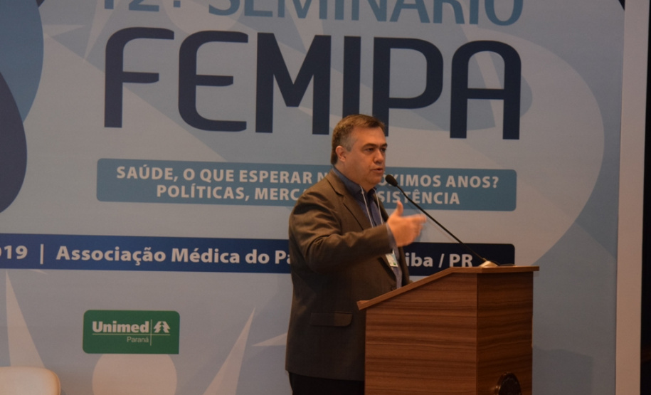 O secretário estadual da Saúde, Beto Preto, fez hoje a palestra de abertura oficial do 12o Seminário Femipa ? Federação das Santas Casas de Misericórdia e Hospitais Beneficentes do Paraná ? e falou sobre os programas do Governo para as instituições filantrópicas.Curitiba, 14/03/2019  -  Foto: Diogo Pracz/SESA