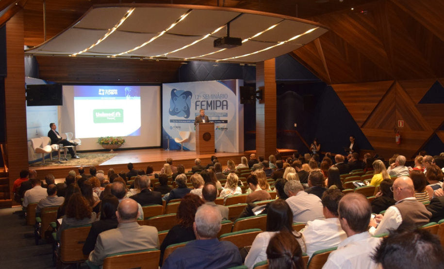 O secretário estadual da Saúde, Beto Preto, fez hoje a palestra de abertura oficial do 12o Seminário Femipa ? Federação das Santas Casas de Misericórdia e Hospitais Beneficentes do Paraná ? e falou sobre os programas do Governo para as instituições filantrópicas.Curitiba, 14/03/2019  -  Foto: Diogo Pracz/SESA