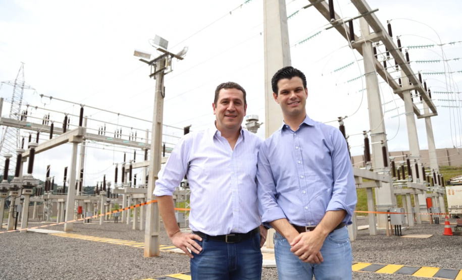 O presidente da Copel, Daniel Pimentel Slaviero, inaugurou nesta sexta-feira (15) a subestação de energia Bituruna, no Centro-Sul do Estado. A nova unidade é resultado de investimentos de R$ 40 milhões e beneficia diretamente 60 mil pessoas dos municípios de Bituruna e Cruz Machado e, no futuro, parte de Porto Vitória e Pinhão. O diretor de Distribuição da Copel, Maximiliano Orfali, participou da solenidade. Foto: Divulgação/Copel