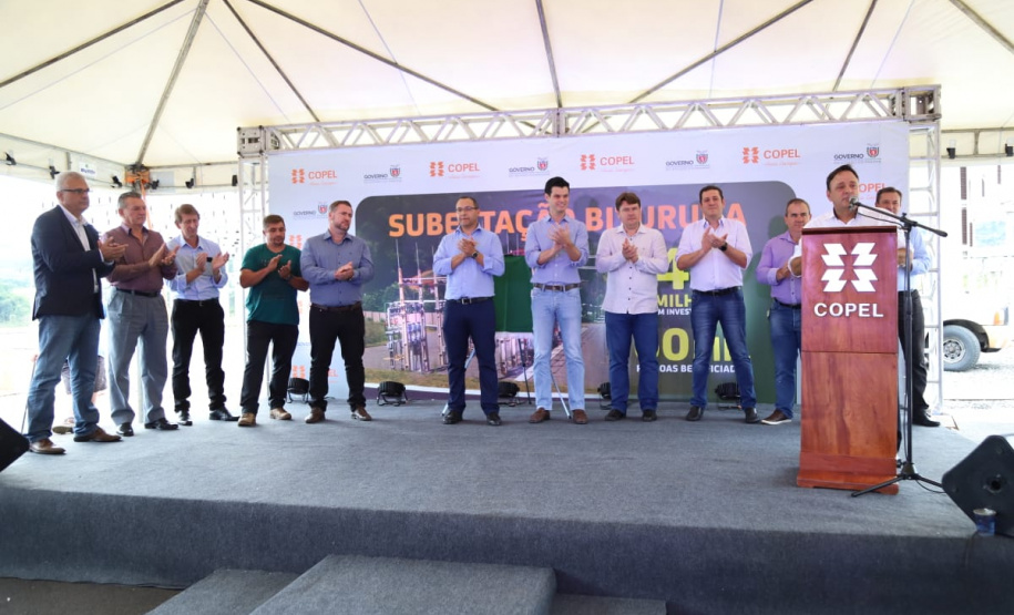 O presidente da Copel, Daniel Pimentel Slaviero, inaugurou nesta sexta-feira (15) a subestação de energia Bituruna, no Centro-Sul do Estado. A nova unidade é resultado de investimentos de R$ 40 milhões e beneficia diretamente 60 mil pessoas dos municípios de Bituruna e Cruz Machado e, no futuro, parte de Porto Vitória e Pinhão. O diretor de Distribuição da Copel, Maximiliano Orfali, participou da solenidade. Foto: Divulgação/Copel