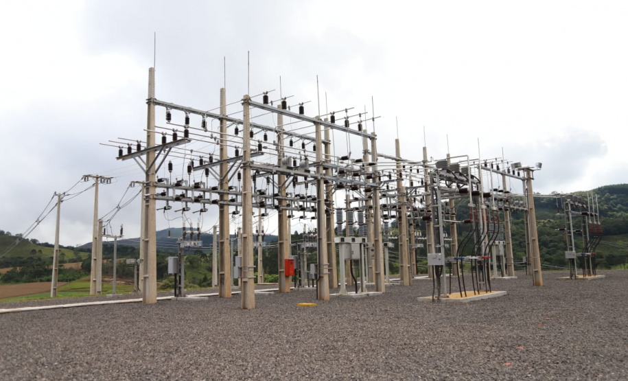 O presidente da Copel, Daniel Pimentel Slaviero, inaugurou nesta sexta-feira (15) a subestação de energia Bituruna, no Centro-Sul do Estado. A nova unidade é resultado de investimentos de R$ 40 milhões e beneficia diretamente 60 mil pessoas dos municípios de Bituruna e Cruz Machado e, no futuro, parte de Porto Vitória e Pinhão. O diretor de Distribuição da Copel, Maximiliano Orfali, participou da solenidade. Foto: Divulgação/Copel