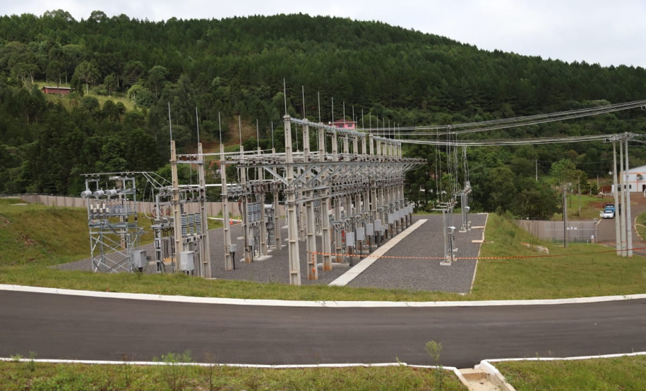 O presidente da Copel, Daniel Pimentel Slaviero, inaugurou nesta sexta-feira (15) a subestação de energia Bituruna, no Centro-Sul do Estado. A nova unidade é resultado de investimentos de R$ 40 milhões e beneficia diretamente 60 mil pessoas dos municípios de Bituruna e Cruz Machado e, no futuro, parte de Porto Vitória e Pinhão. O diretor de Distribuição da Copel, Maximiliano Orfali, participou da solenidade. Foto: Divulgação/Copel