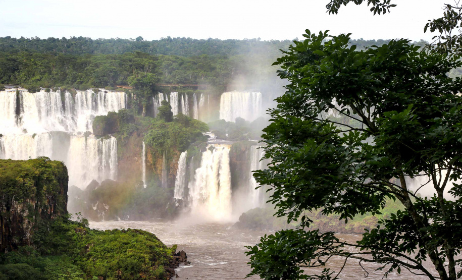 Apenas no Parque Nacional do Iguaçu, o único a manter registros da entrada de turistas, foram 26,1 mil visitantes em 2017 e 32,2 mil no ano passado. No parque estão as Cataratas do Iguaçu, o principal atrativo turístico paranaense. Além disso, o que mais emplaca por aqui são os destinos culturais e religiosos, cada um com uma fatia de 22% da movimentação do setor. Foto: Jaelson Lucas/ANPr