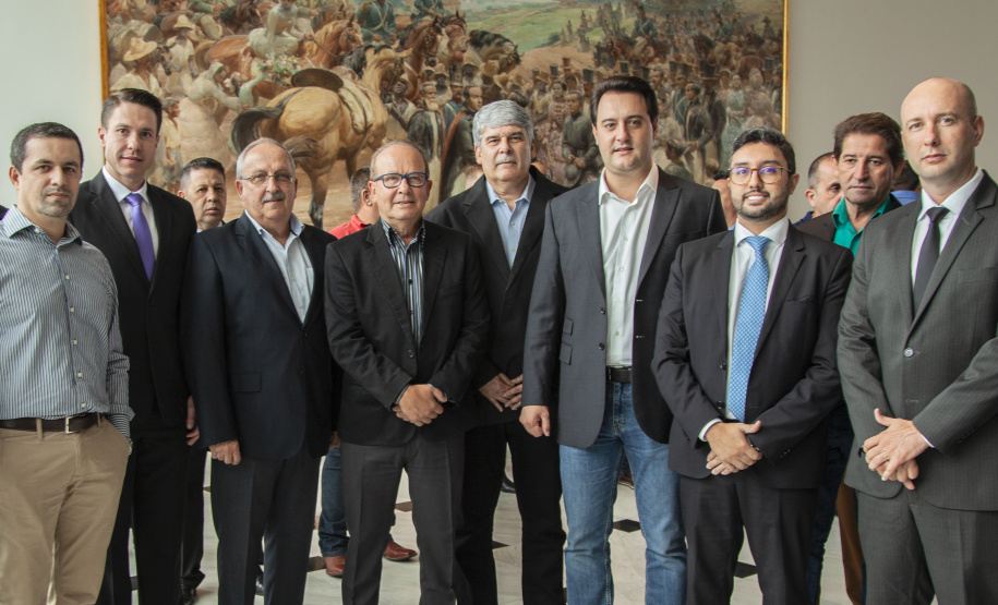 Governador Carlos Massa Ratinho Junior com a equipe da APPA.  -  Foto:  Claudio Neves/APPA